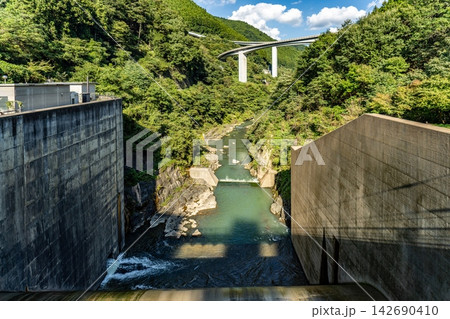 滝沢ダムの堤体からループ橋　埼玉県秩父市 142690410