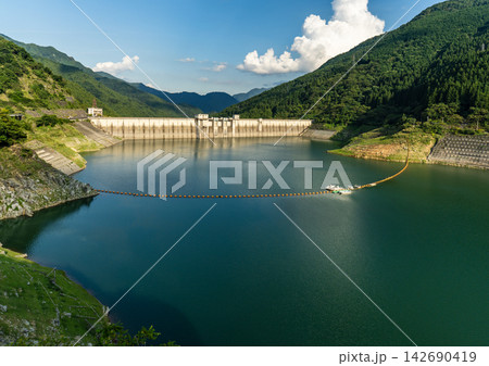 滝沢ダムの堤体と奥秩父もみじ湖 埼玉県秩父市 滝沢ダムの堤体と奥秩父もみじ湖 埼玉県秩父市 142690419