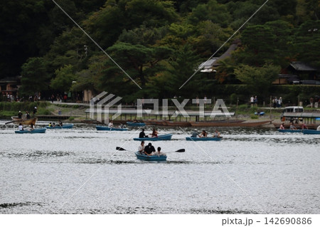 京都嵐山渡月橋の桂川の新緑風景 京都嵐山渡月橋の桂川の新緑風景 142690886