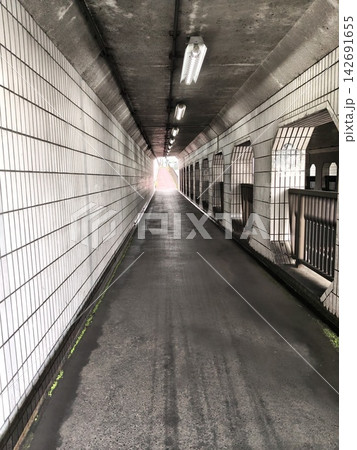 歩行者用アンダーパスの地下通路と都市インフラ 142691655