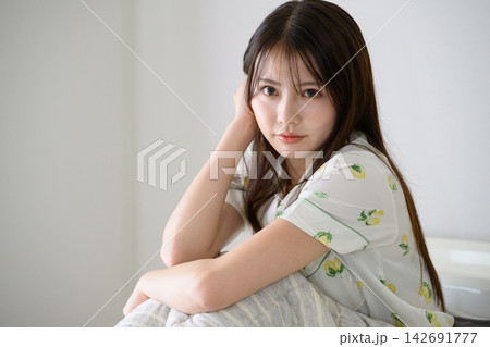 ベッドに座る日本人女性 142691777