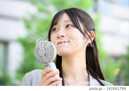 ハンディファンを使う日本人女性 ハンディファンを使う日本人女性 142691789