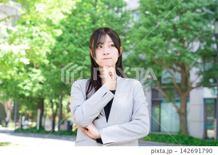 悩む日本人女性 悩む日本人女性 142691790