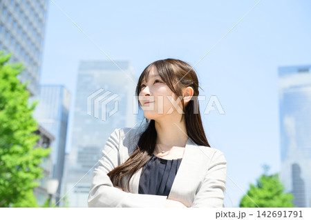 ビル街に立つ日本人女性 142691791