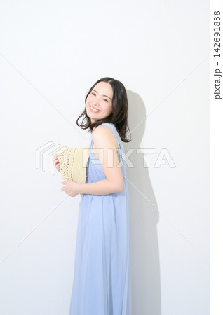 白背景で帽子を持つ日本人女性のビューティイメージ 白背景で帽子を持つ日本人女性のビューティイメージ 142691838