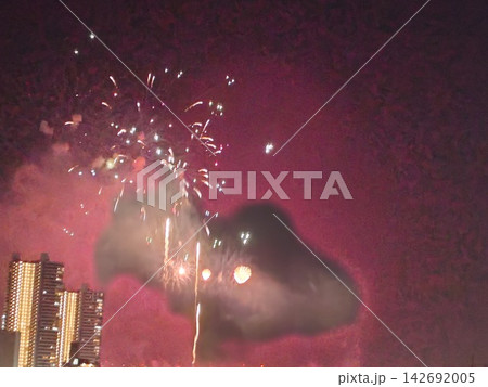 赤く染まった異様な夜空に打ち上がる花火 赤く染まった異様な夜空に打ち上がる花火 142692005