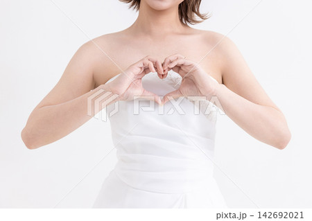 手でハートの形を作る新婦 手でハートの形を作る新婦 142692021