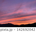 山並みを染める幻想的な夕焼け空 142692042