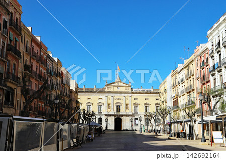 スペインのカタルーニャ地方タラゴナ旧市街にあるタラゴナ市庁舎と広場の景色 142692164