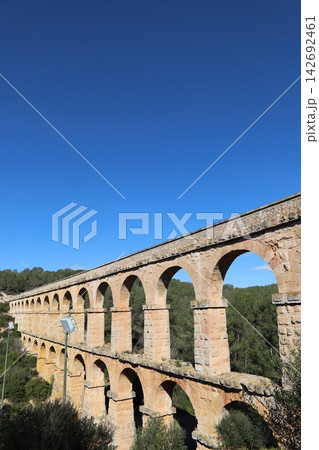 スペインのカタルーニャ地方タラゴナにある古代ローマ時代の世界遺産レス・フェラレス水道橋 スペインのカタルーニャ地方タラゴナにある古代ローマ時代の世界遺産レス・フェラレス水道橋 142692461