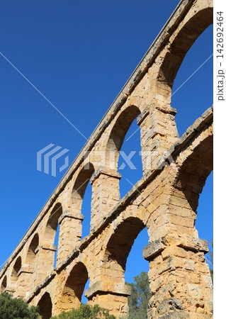 スペインのカタルーニャ地方タラゴナにある古代ローマ時代の世界遺産レス・フェラレス水道橋 スペインのカタルーニャ地方タラゴナにある古代ローマ時代の世界遺産レス・フェラレス水道橋 142692464