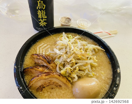 豚骨ラーメンと烏龍茶のセット 豚骨ラーメンと烏龍茶のセット 142692568