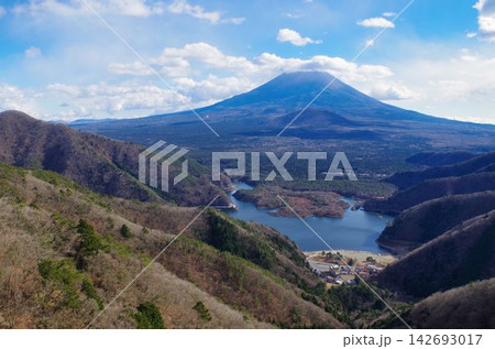 冬空の下に広がる富士山と精進湖の風景　右寄り構図 142693017