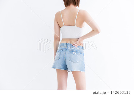 健康的な若い女性の後ろ姿 健康的な若い女性の後ろ姿 142693133