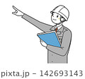 生き生きと現場で仕事をするビジネスマン 142693143