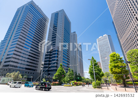 新宿副都心に立ち並ぶ高層ビルとオフィス街の風景 142693532