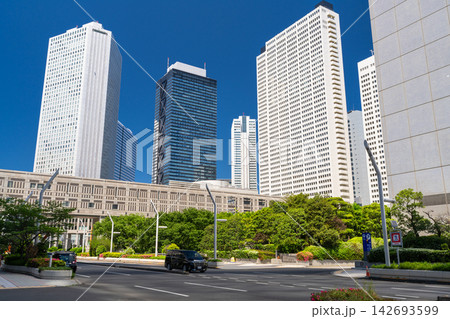 新宿副都心に立ち並ぶ高層ビルとオフィス街の風景 142693599