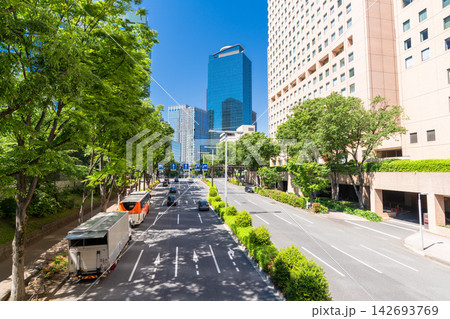 新宿副都心に立ち並ぶ高層ビルとオフィス街の風景 142693769