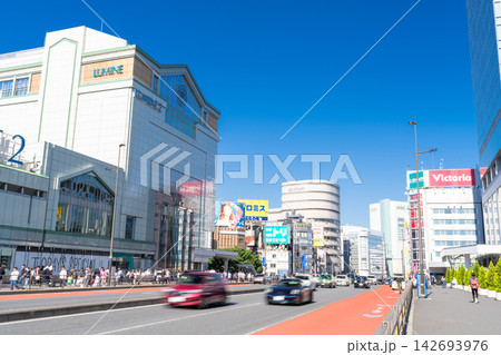 新宿駅南口の駅舎と高層ビルが立ち並ぶ都市風景 142693976