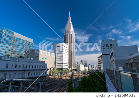 新宿駅サザンテラスと高層ビルが広がる都市風景 新宿駅サザンテラスと高層ビルが広がる都市風景 142694035