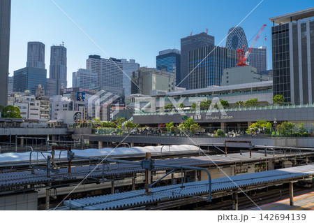 新宿駅と高層ビル群を望む東京の都市風景 新宿駅と高層ビル群を望む東京の都市風景 142694139