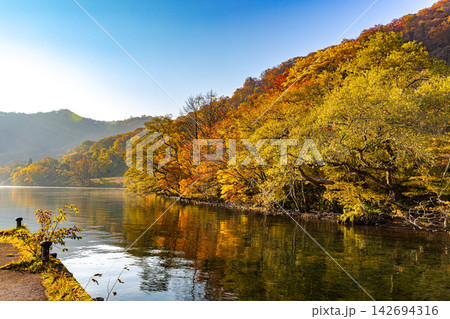 青森県　十和田湖の美しい秋景色 142694316