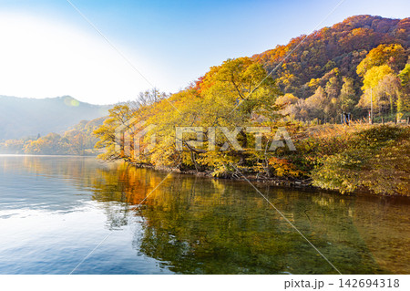青森県　十和田湖の美しい秋景色 142694318