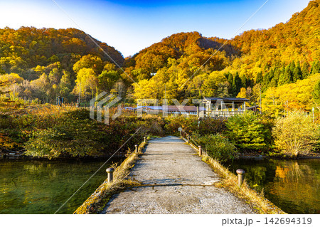 青森県　十和田湖の美しい秋景色 142694319
