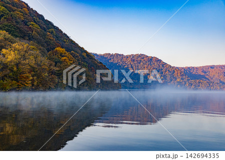 青森県　十和田湖の美しい秋景色 142694335
