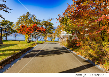 青森県　十和田湖の美しい秋景色 142694342