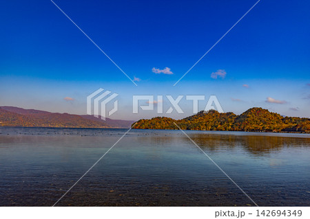 青森県　十和田湖の美しい秋景色 142694349