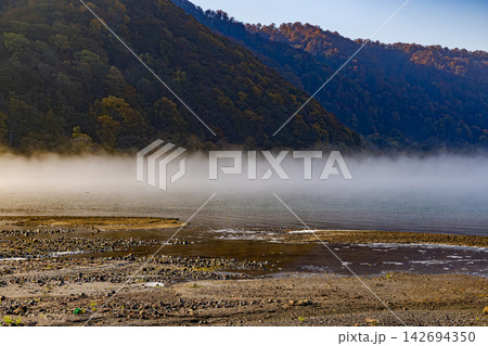 青森県　十和田湖の美しい秋景色 142694350