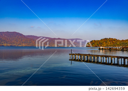 青森県 十和田湖の美しい秋景色 青森県 十和田湖の美しい秋景色 142694359