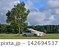 草原の一本の木の側でオートキャンプ 142694537
