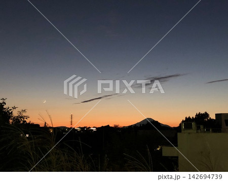 秋の夕暮れに浮かぶ富士山と三日月 秋の夕暮れに浮かぶ富士山と三日月 142694739