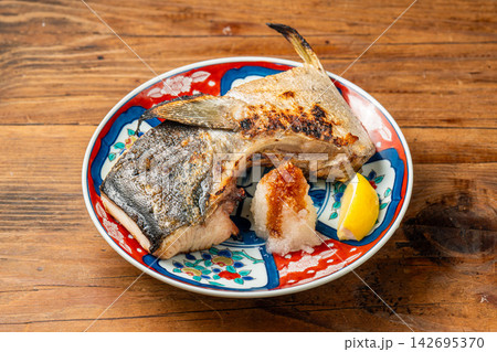 脂がのった香ばしいブリカマ焼き 脂がのった香ばしいブリカマ焼き 142695370