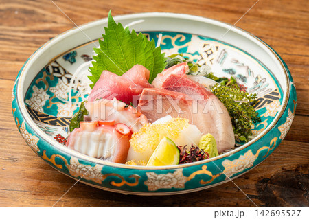 新鮮な海の幸の豪華な刺身盛り合わせ 新鮮な海の幸の豪華な刺身盛り合わせ 142695527