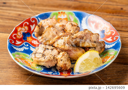 柔らかくジューシーな炭火焼き鳥胸トロ 柔らかくジューシーな炭火焼き鳥胸トロ 142695609