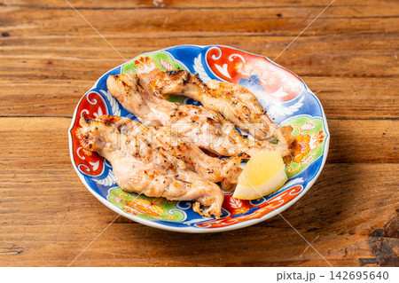 弾力とジューシーさが魅力の炭火焼き鳥せせり 弾力とジューシーさが魅力の炭火焼き鳥せせり 142695640