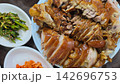 皿に盛り付けられたツヤのある本場韓国料理のチョッパル（豚足） 142696753