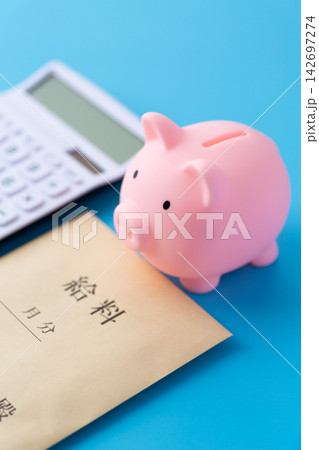ピンクの豚の貯金箱と給料と電卓 ピンクの豚の貯金箱と給料と電卓 142697274
