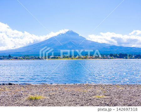 河口湖畔から望む青空と富士山 河口湖畔から望む青空と富士山 142697318