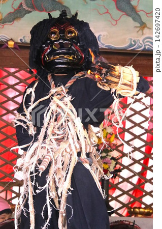 金剛寺の松明を持つ黒鬼 金剛寺の松明を持つ黒鬼 142697420
