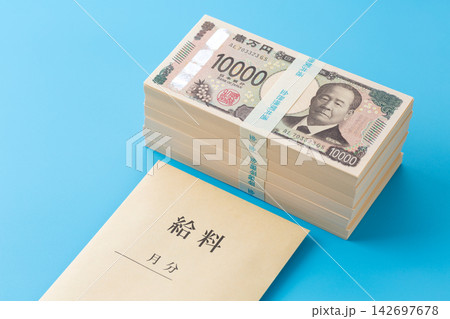 600万円の札束と給料 青バック 600万円の札束と給料 青バック 142697678