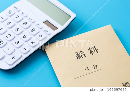 給料と白い電卓 青バック 給料と白い電卓 青バック 142697685