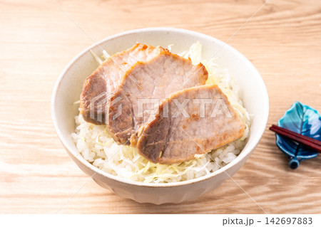 塩豚ソテー丼 塩豚ソテー丼 142697883