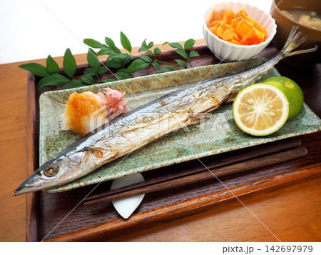 お盆にのった秋刀魚の塩焼き お盆にのった秋刀魚の塩焼き 142697979
