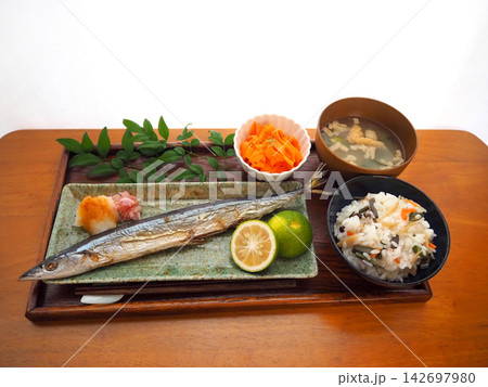 お盆にのった秋刀魚の塩焼き お盆にのった秋刀魚の塩焼き 142697980