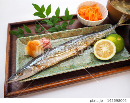 お盆にのった秋刀魚の塩焼き お盆にのった秋刀魚の塩焼き 142698003