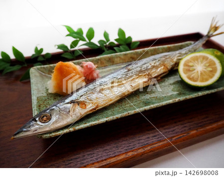 お盆にのった秋刀魚の塩焼き お盆にのった秋刀魚の塩焼き 142698008